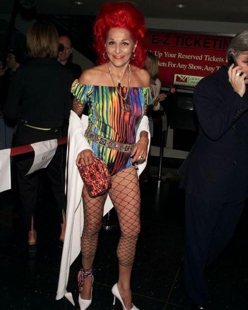 Звезды в возрасте, щеголяющие в откровенных нарядах