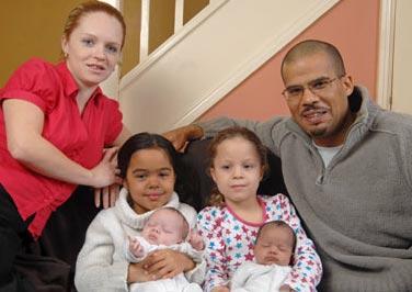 У чернокожих родителей родилась голубоглазая блондинка