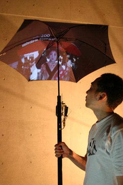 «Хай-тек» зонтик покажет в дождь Интернет