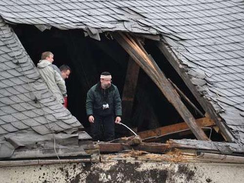 Водитель на скорости врезался в крышу церкви