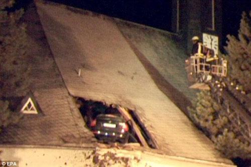 Водитель на скорости врезался в крышу церкви