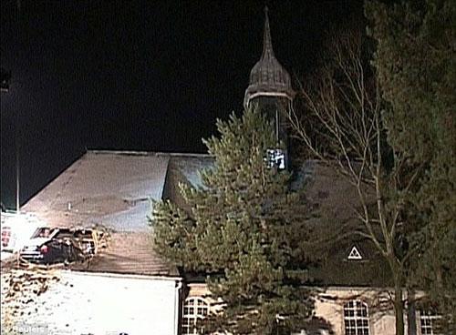 Водитель на скорости врезался в крышу церкви