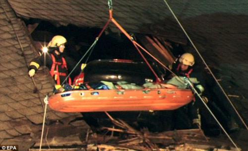 Водитель на скорости врезался в крышу церкви