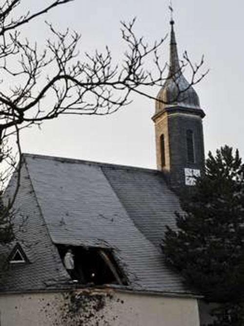 Водитель на скорости врезался в крышу церкви