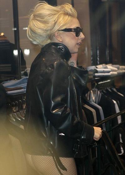 Леди Гага прошлась по морозу в одном нижнем белье