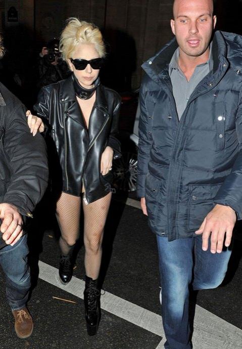 Леди Гага прошлась по морозу в одном нижнем белье