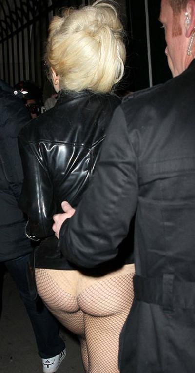 Леди Гага прошлась по морозу в одном нижнем белье