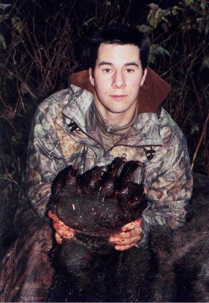 Охотники  завалили исполинского медведя