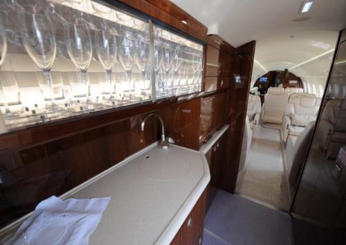 Самолет Джеки Чана — роскошь или средство передвижения?