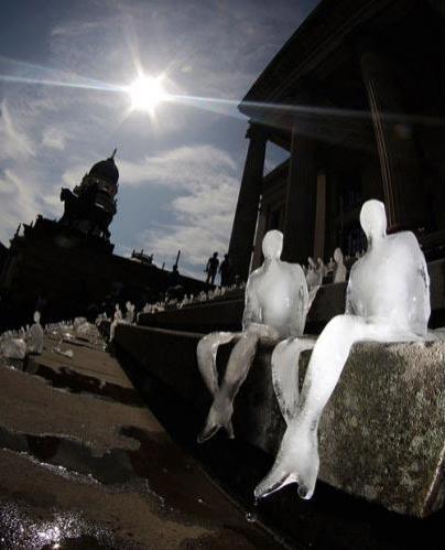 Тысяча ледяных человечков напомнили миру о глобальном потеплении