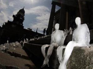 Тысяча ледяных человечков напомнили миру о глобальном потеплении