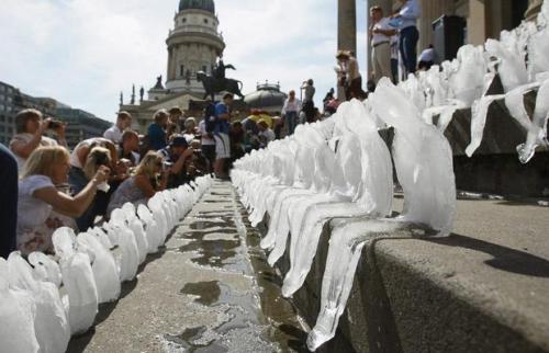 Тысяча ледяных человечков напомнили миру о глобальном потеплении