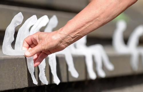 Тысяча ледяных человечков напомнили миру о глобальном потеплении