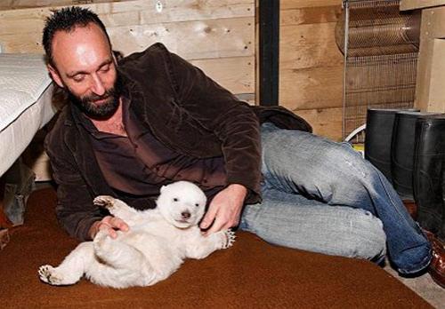 Белый малыш позирует перед фотокамерами…