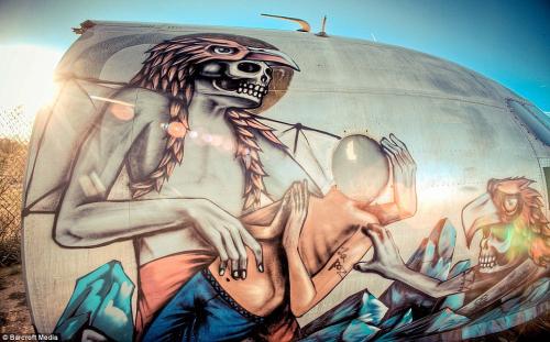 Яркие граффити на кладбище самолетов