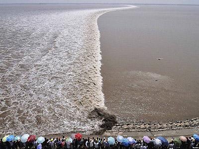 Уникальная приливная волна собирает туристов