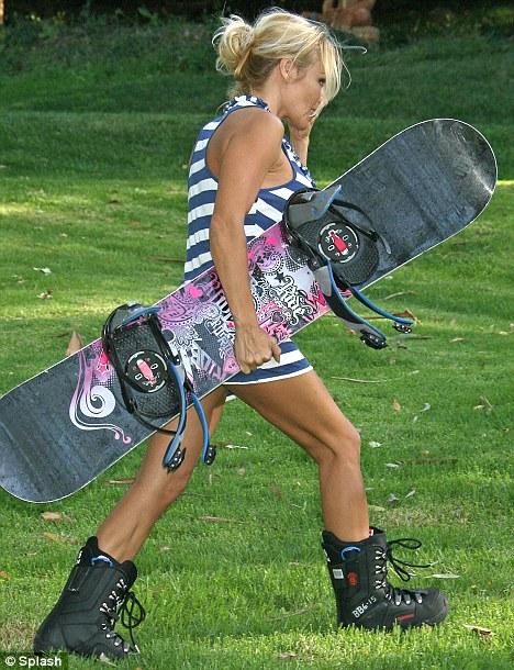 Памела Андерсон  прокатилась на сноуборде в мини