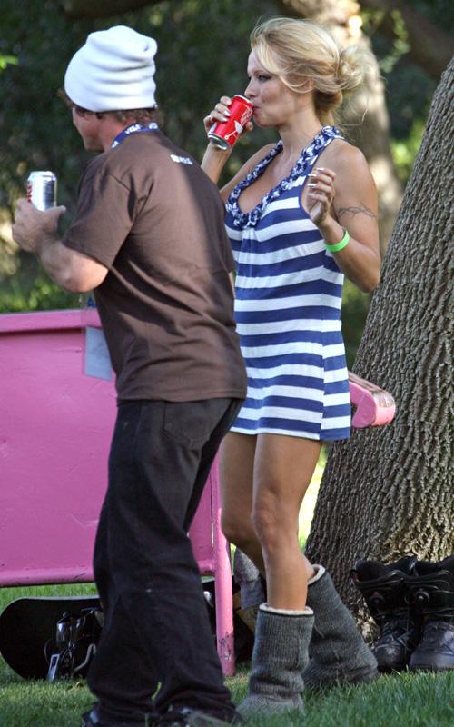 Памела Андерсон  прокатилась на сноуборде в мини