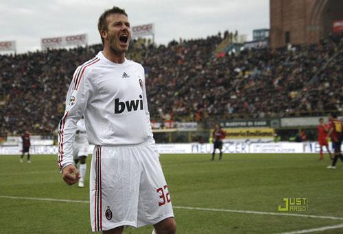 Попа Дэвида Бэкхема подверглась атаке футболистов