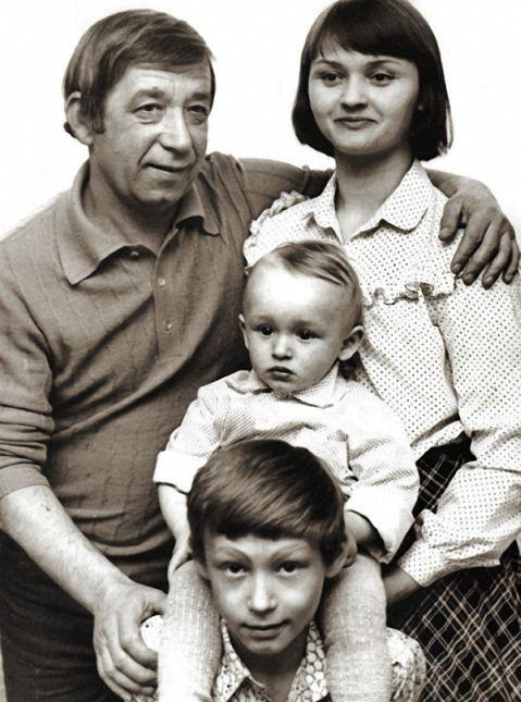 Редкие фото отечественных знаменитостей в кругу семьи