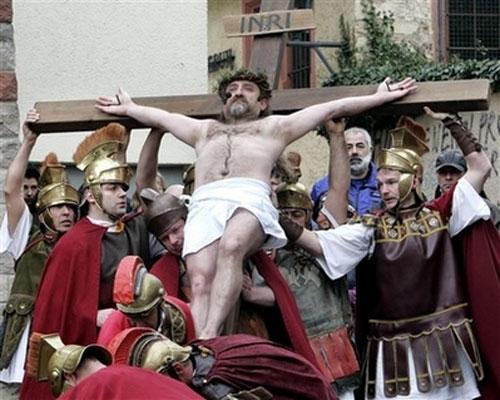 На Филиппинах распяли верующих