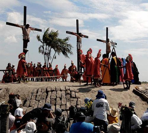 На Филиппинах распяли верующих