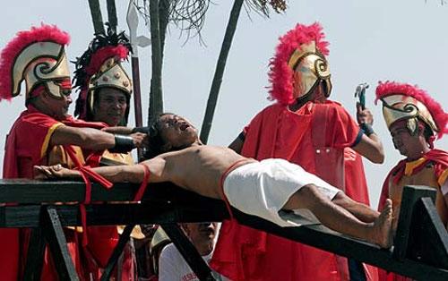 На Филиппинах распяли верующих