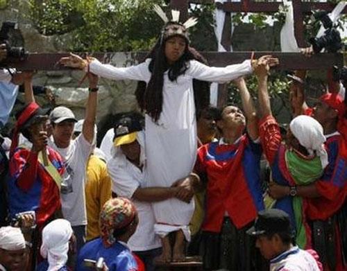 На Филиппинах распяли верующих