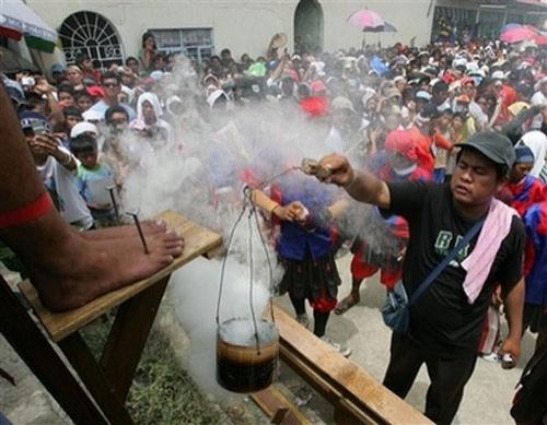 На Филиппинах распяли верующих