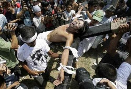 На Филиппинах распяли верующих