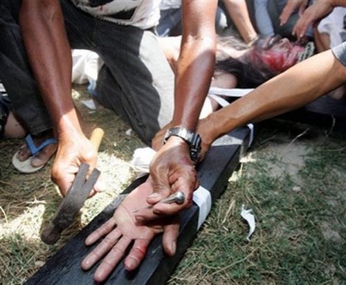 На Филиппинах распяли верующих