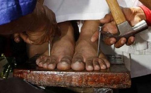 На Филиппинах распяли верующих