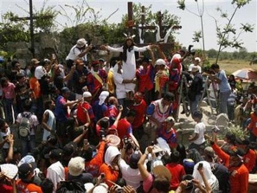 На Филиппинах распяли верующих