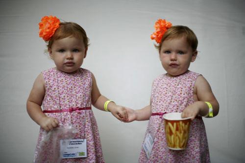 На фестиваль съехались четыре тысячи близнецов