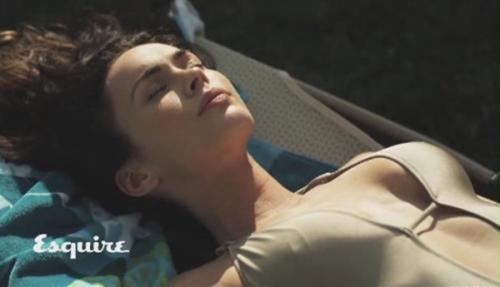 Меган Фокс сняли в кровати