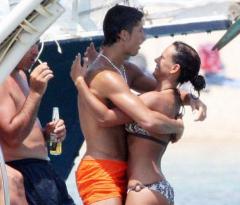 Став лучшим футболистом мира, Криштиану Роналду расслабился в объятиях подружки