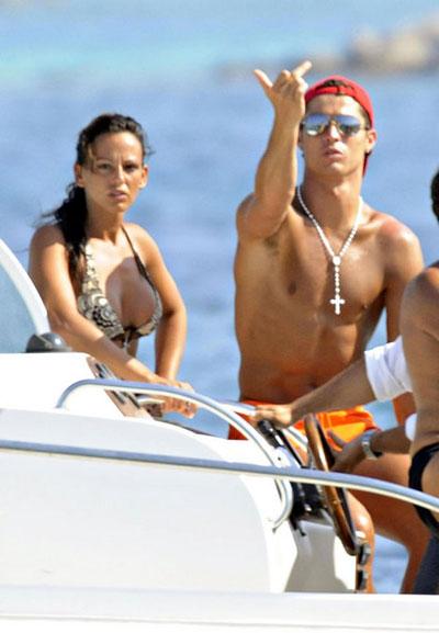 Став лучшим футболистом мира, Криштиану Роналду расслабился в объятиях подружки