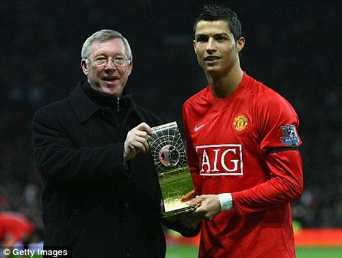 Став лучшим футболистом мира, Криштиану Роналду расслабился в объятиях подружки