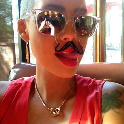 Самые забавные автопортреты звезд