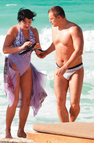 Лолита на отдыхе ни в чем себе не отказывала