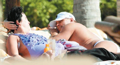 Лолита на отдыхе ни в чем себе не отказывала