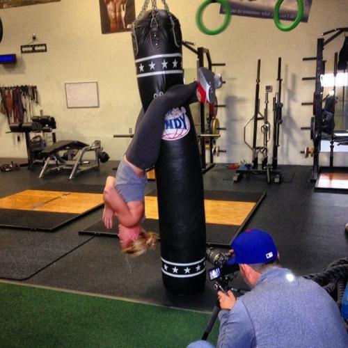 Женщины-бойцы MMA на ринге и в обычной жизни