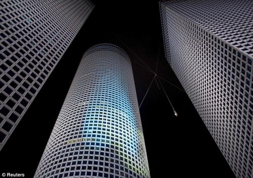 Израильский иллюзионист повис между небоскрёбами