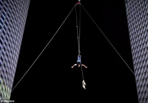 Израильский иллюзионист повис между небоскрёбами