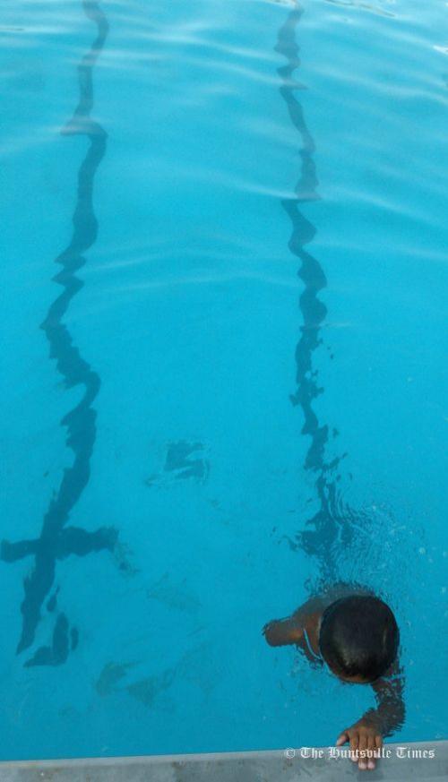 Безногий и однорукий пловец стал гордостью команды по плаванию