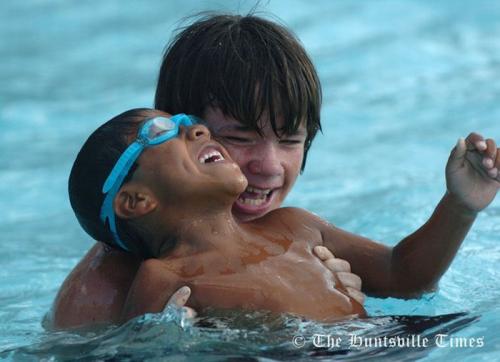 Безногий и однорукий пловец стал гордостью команды по плаванию