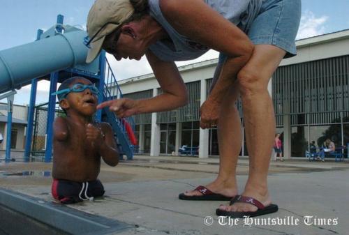 Безногий и однорукий пловец стал гордостью команды по плаванию