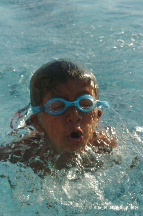 Безногий и однорукий пловец стал гордостью команды по плаванию