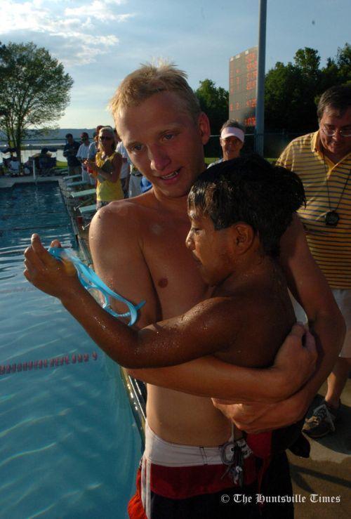 Безногий и однорукий пловец стал гордостью команды по плаванию