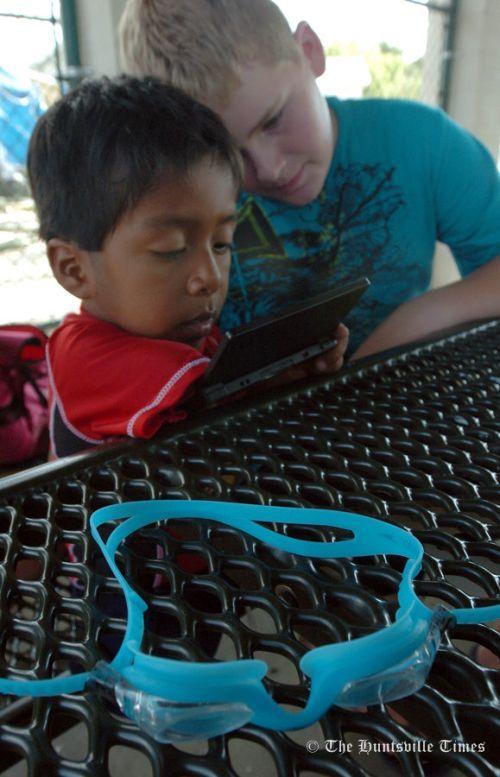 Безногий и однорукий пловец стал гордостью команды по плаванию